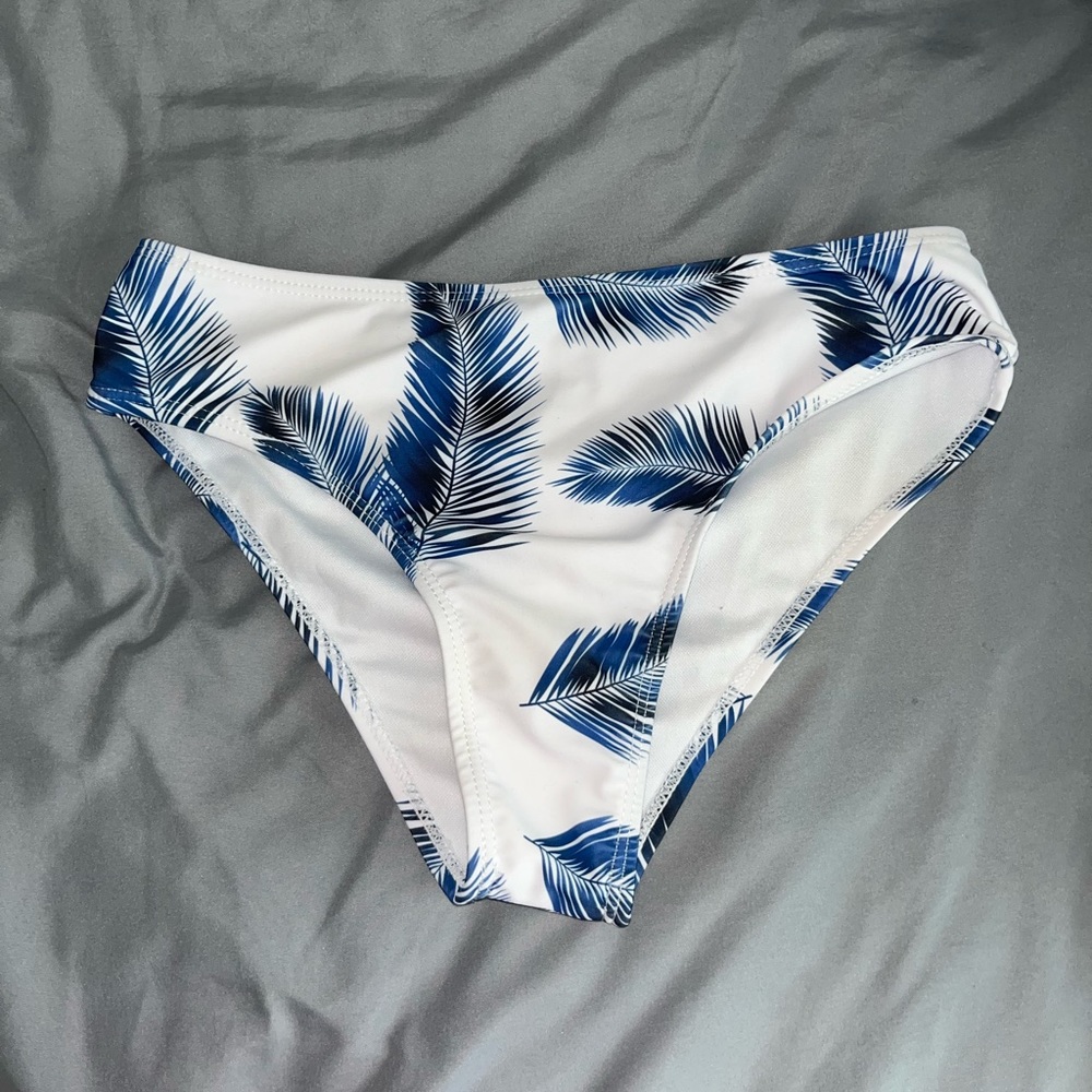 Semi-cheeky blue and white feathers bikini bottom (XS/S)